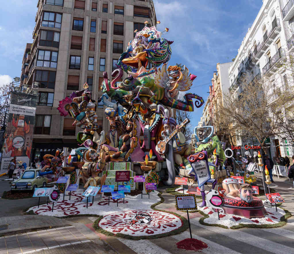 Valencia - fallas 2023 - 9 premio - falla Av. Reino de Valencia-Duque de Calabria - Llámalo amor llámalo 01.jpg